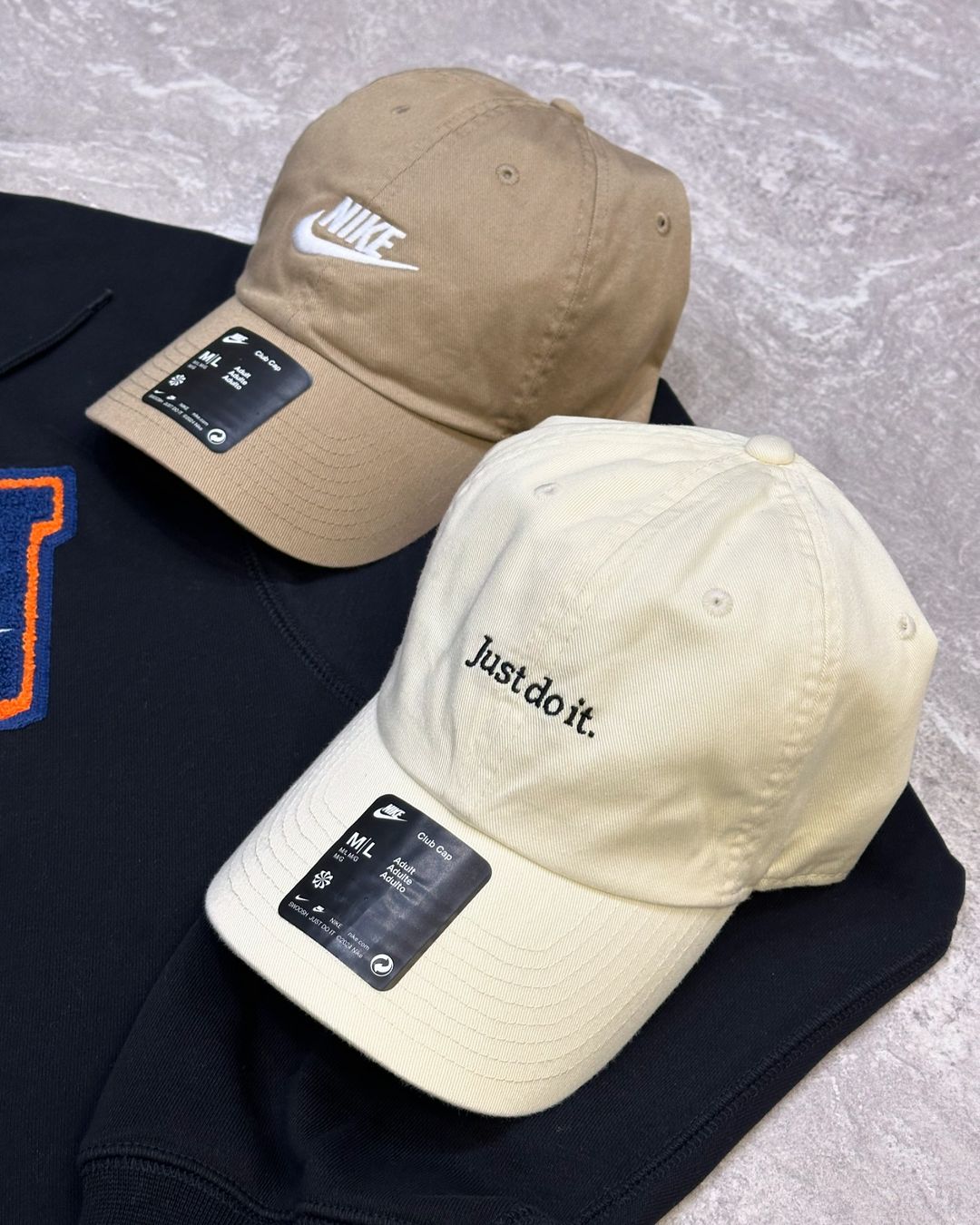 Kit NK com 1 Moletom, 2 Bonés e 2 Tênis