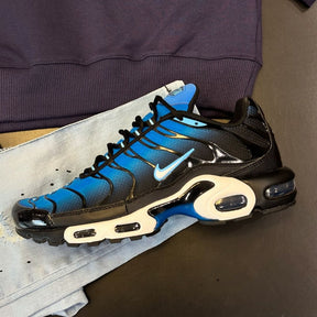 Kit com Blusão Tommy, Tênis NK Air Max Plus, Boné Tommy e Calça Jeans