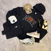 Kit NK Combo com 2 Blusas, 2 Bonés, 2 Sneakers e 1 Perfume