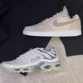 Kit NK Combo com 2 Blusas, 2 Bonés, 2 Sneakers e 1 Perfume