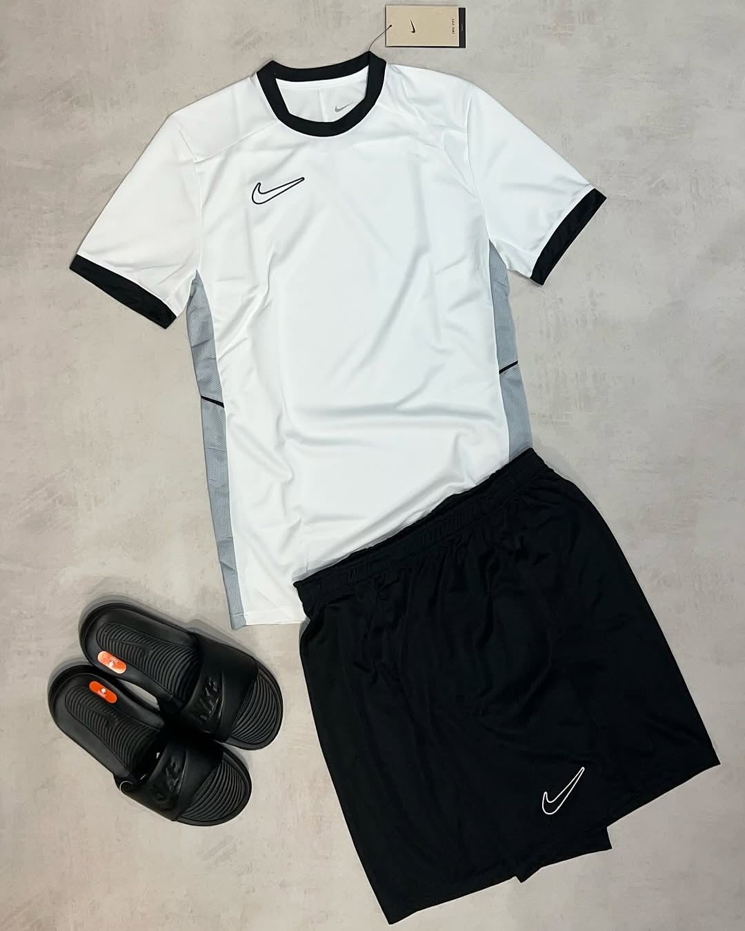 Kit NK com 1 camisa, 1 short dry fit e 1 chinelo